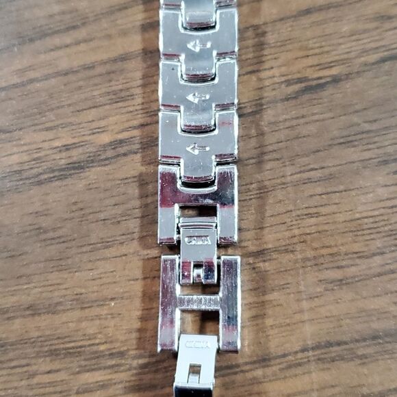 XOXO Women's Silver Watch Crystals Around Watch Face Metal Band - Picture 5 of 9